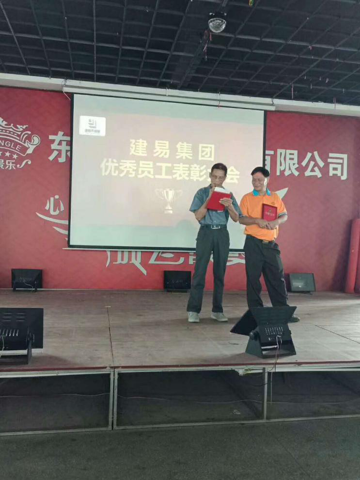 驻厂辅导黄老师为优秀员工颁发奖金